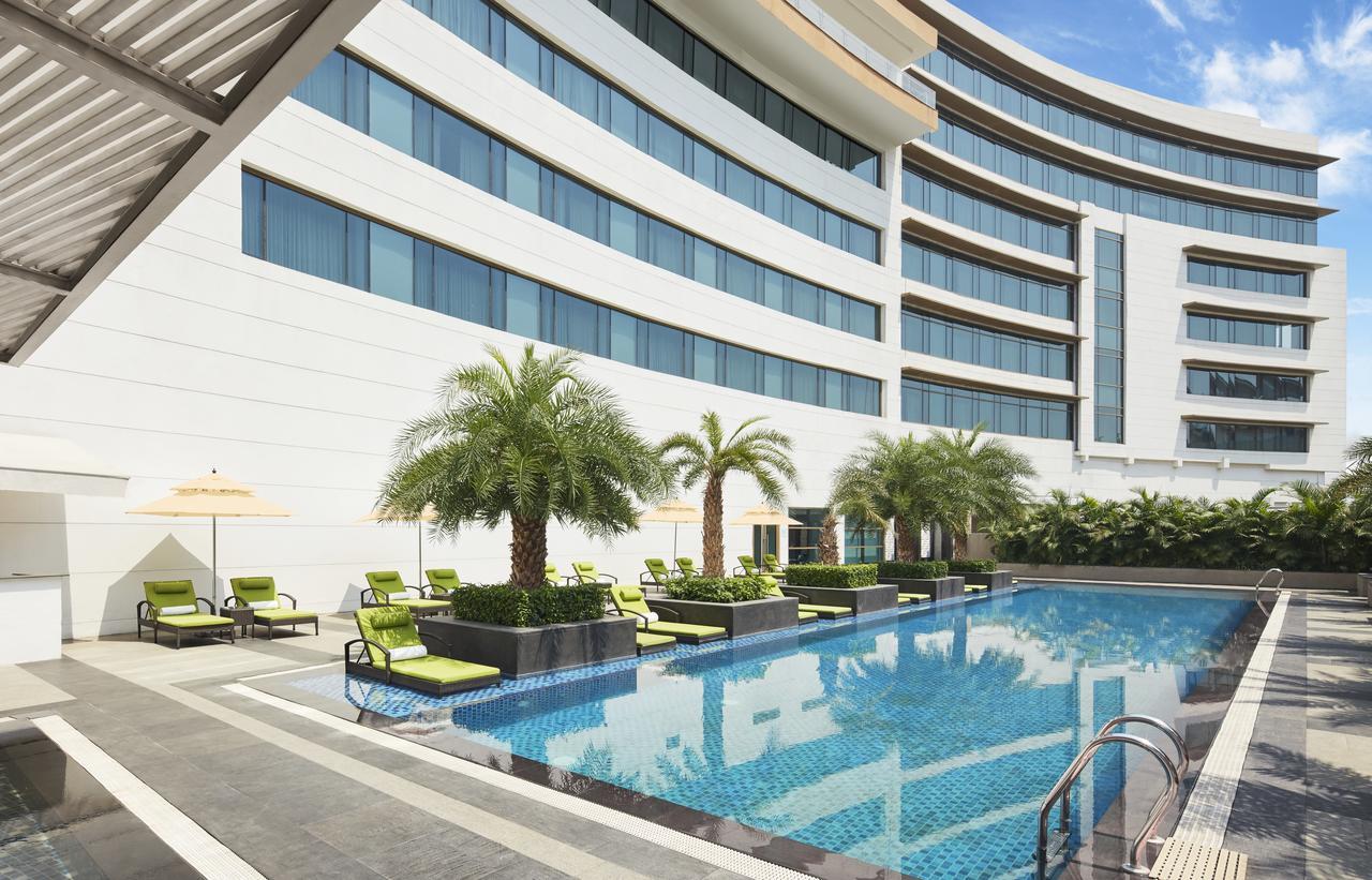 Taj Swarna, Amritsar Hotel Exterior foto The pool at the hotel
