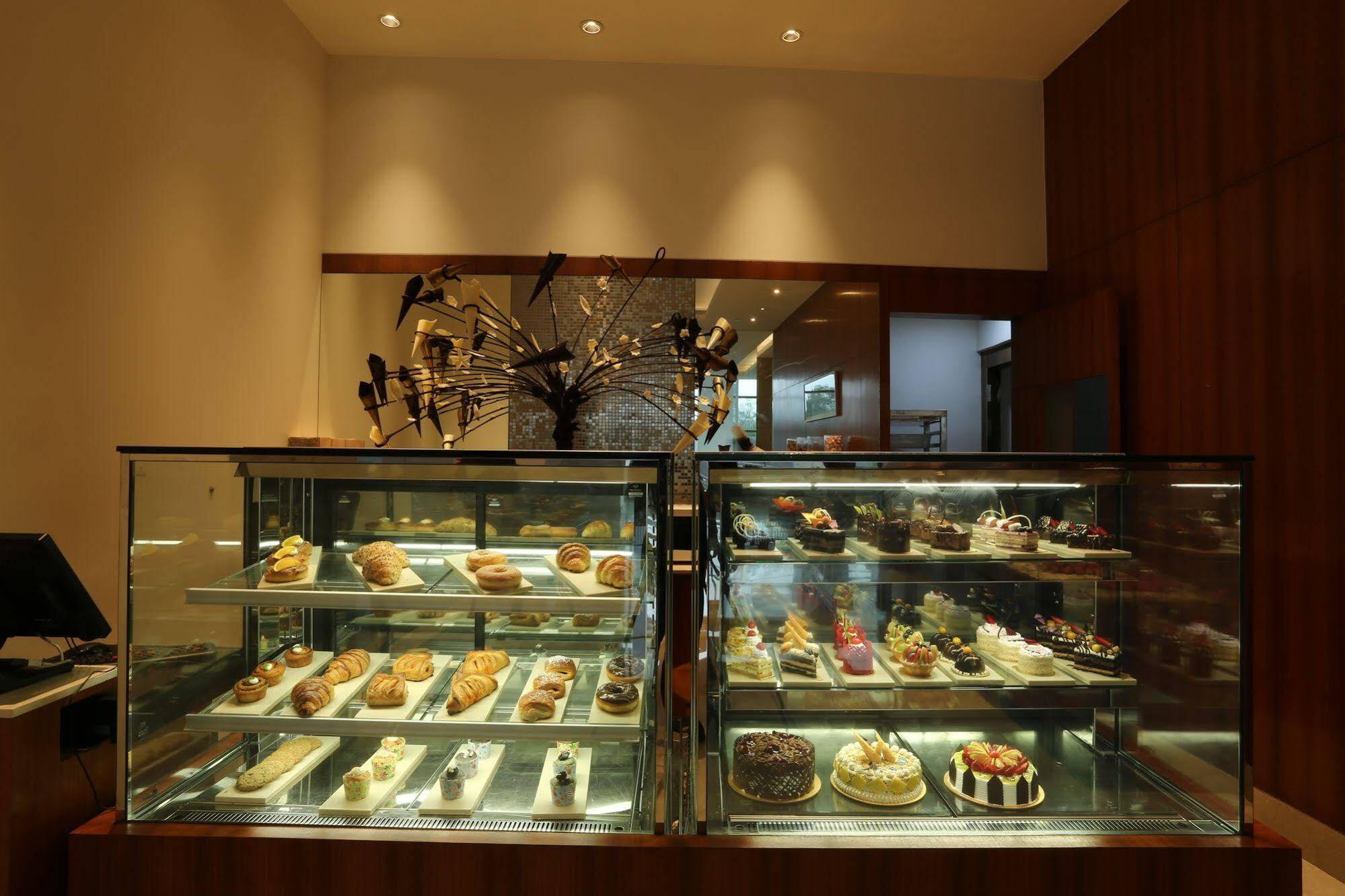 Taj Swarna, Amritsar Hotel Exterior foto A pastry display case