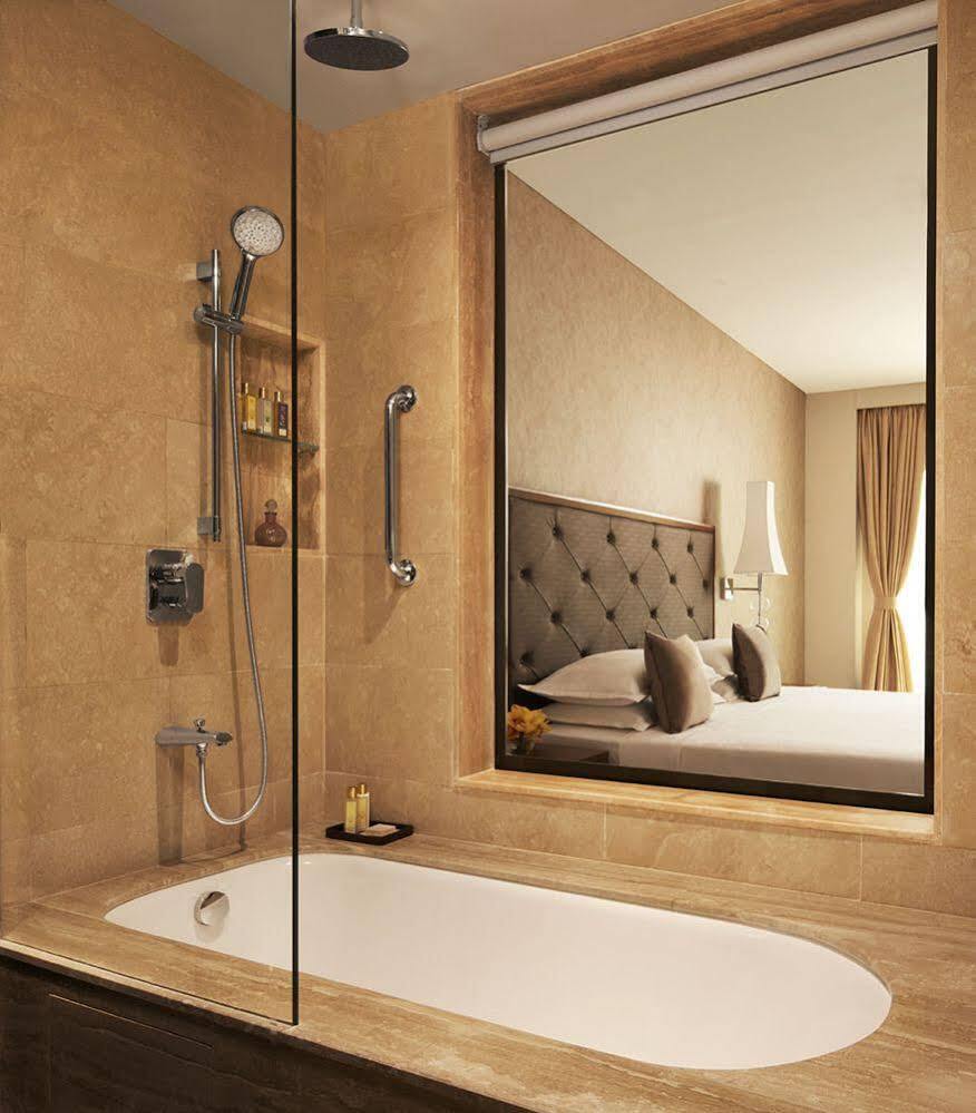 Taj Swarna, Amritsar Hotel Exterior foto Bathroom