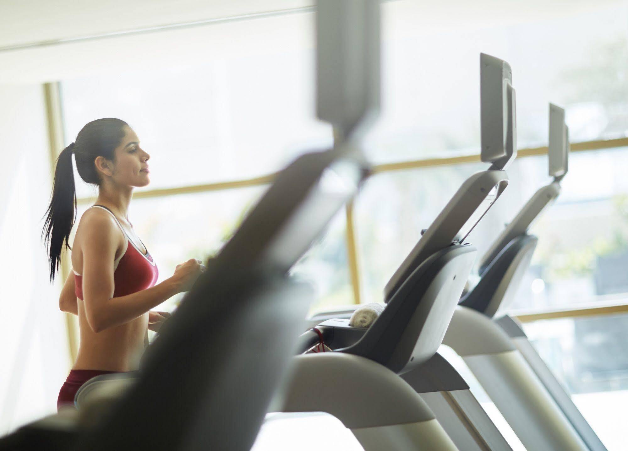 Taj Swarna, Amritsar Hotel Exterior foto A woman on a treadmill