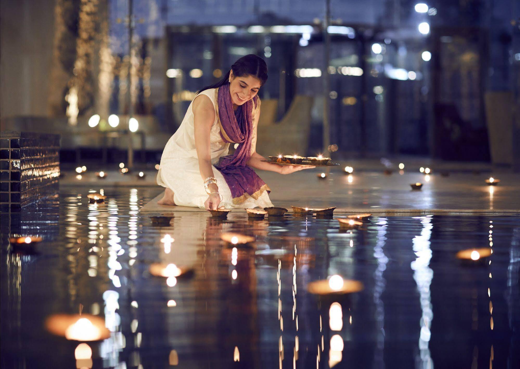 Taj Swarna, Amritsar Hotel Exterior foto A woman lighting a diya